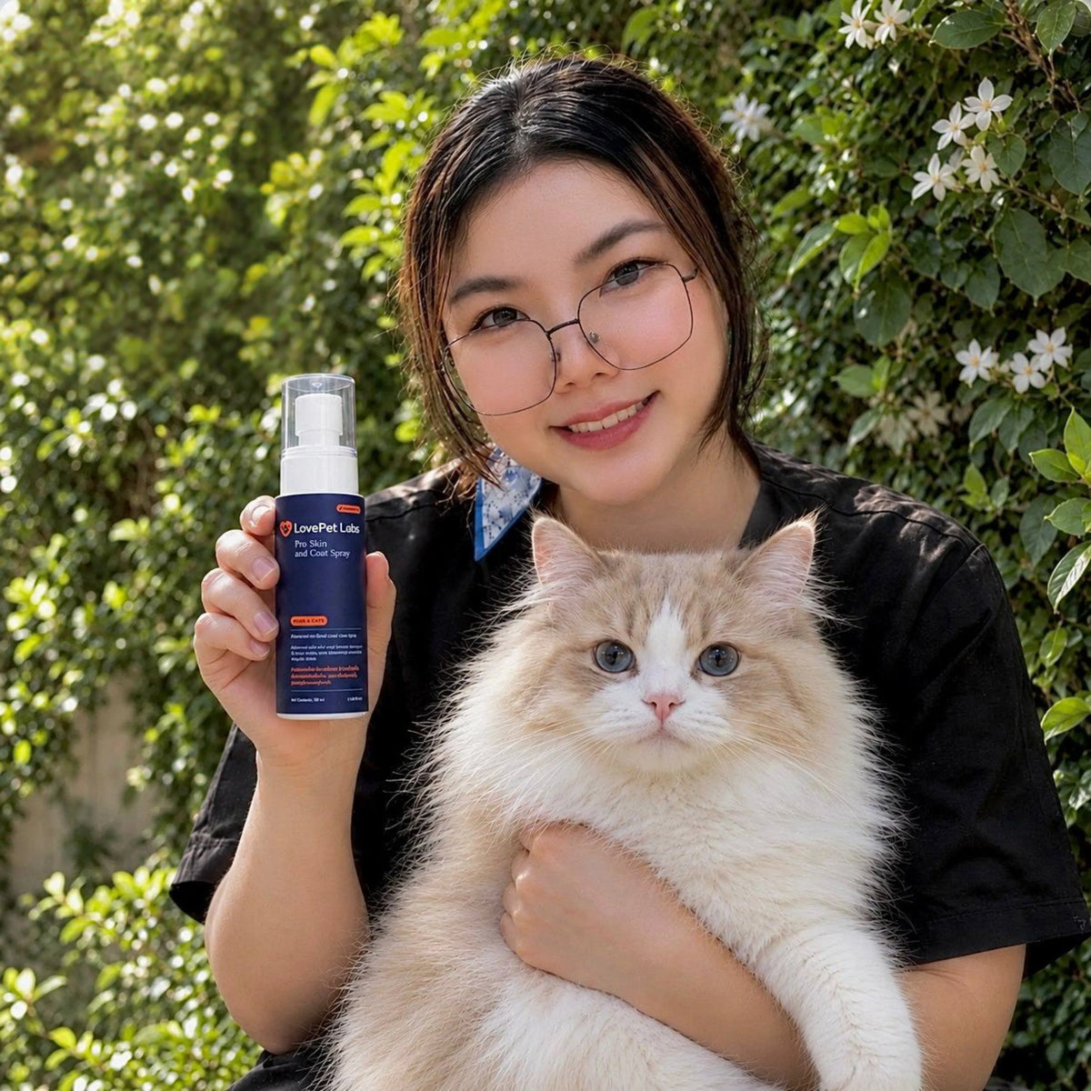 สัตวแพทย์กับน้องแมวและ LovePet Pro Skin & Coat Spray
